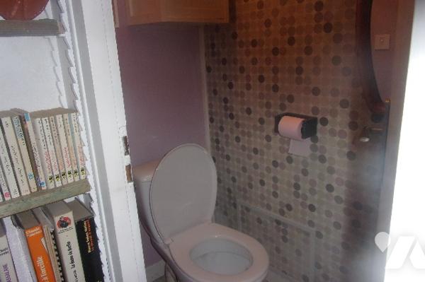 A10km de Niort ,maison en pierre salon,cuisine équipée,4 chambres ,2 salle de bains,2 Wc
terrasse.