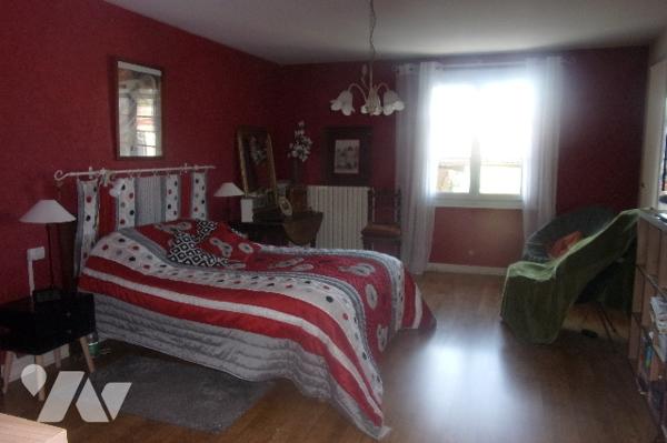 A10km de Niort ,maison en pierre salon,cuisine équipée,4 chambres ,2 salle de bains,2 Wc
terrasse.