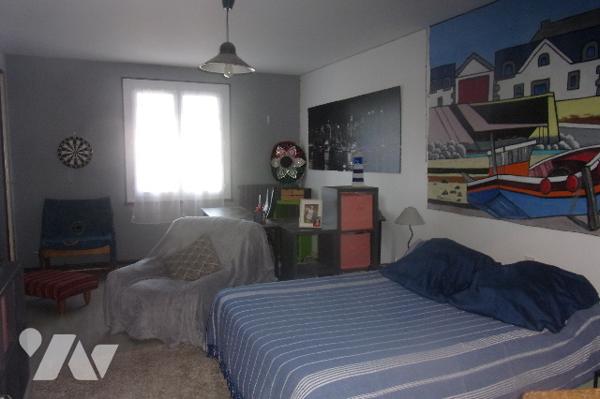 A10km de Niort ,maison en pierre salon,cuisine équipée,4 chambres ,2 salle de bains,2 Wc
terrasse.