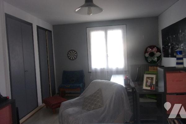 A10km de Niort ,maison en pierre salon,cuisine équipée,4 chambres ,2 salle de bains,2 Wc
terrasse.