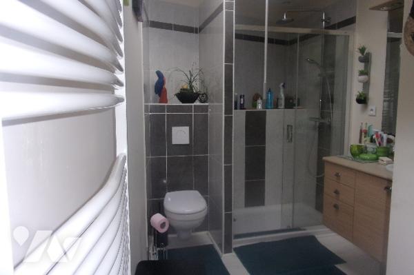 A10km de Niort ,maison en pierre salon,cuisine équipée,4 chambres ,2 salle de bains,2 Wc
terrasse.