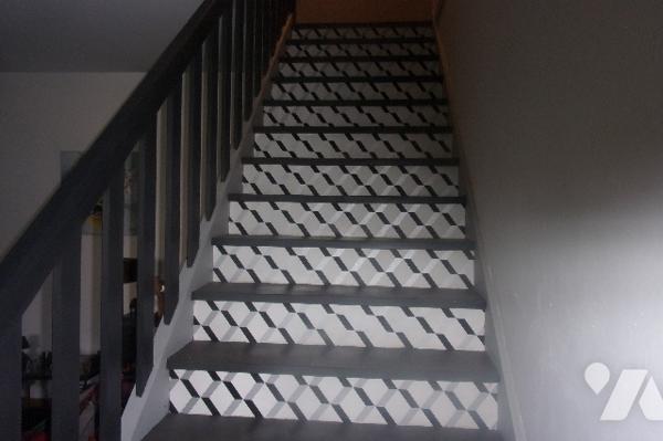 A10km de Niort ,maison en pierre salon,cuisine équipée,4 chambres ,2 salle de bains,2 Wc
terrasse.