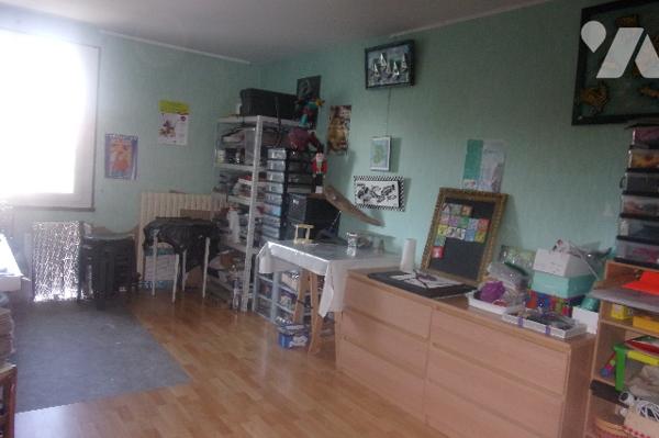 A10km de Niort ,maison en pierre salon,cuisine équipée,4 chambres ,2 salle de bains,2 Wc
terrasse.