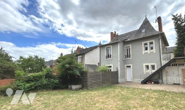 Un immeuble à usage de commerce et d'habitation