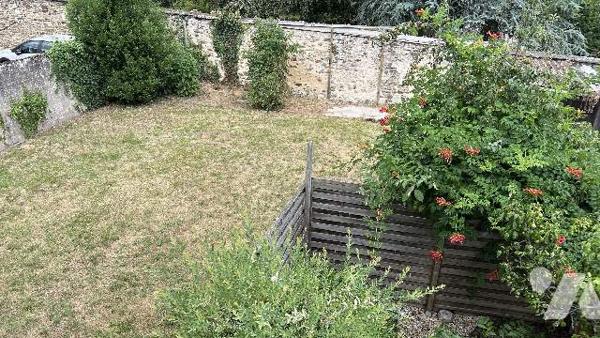 Un immeuble à usage de commerce et d'habitation