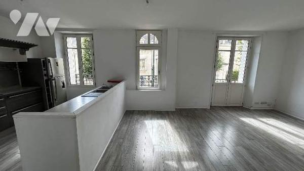 Un immeuble à usage de commerce et d'habitation
