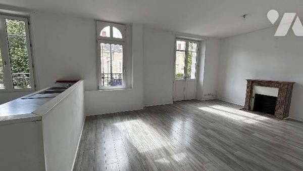 Un immeuble à usage de commerce et d'habitation