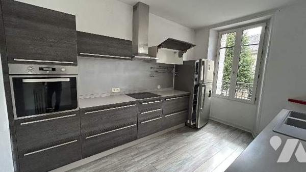 Un immeuble à usage de commerce et d'habitation