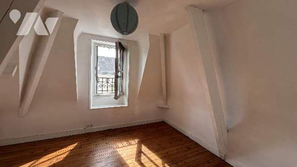 Un immeuble à usage de commerce et d'habitation