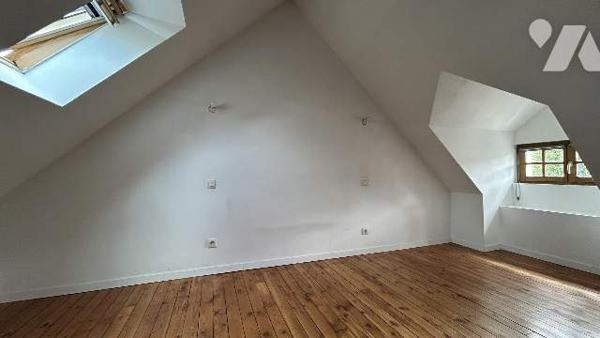 Un immeuble à usage de commerce et d'habitation