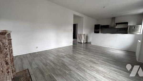 Un immeuble à usage de commerce et d'habitation