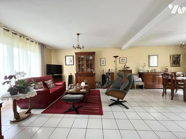 En exclusivité à Tinqueux, dans un environnement calme et résidentiel, découvrez cette maison i...