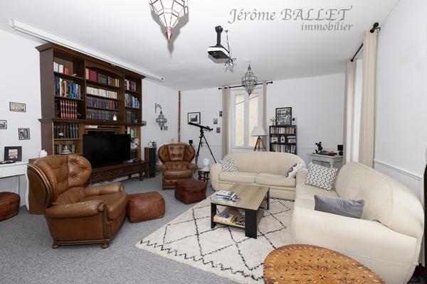Maison
         10 pièces
        - 241 m² Exclusivité 170 000 € *