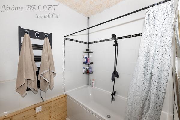 Maison
         10 pièces
        - 241 m² Exclusivité 170 000 € *
