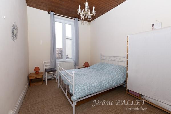 Maison
         10 pièces
        - 241 m² Exclusivité 170 000 € *