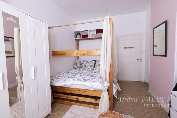 Maison
         10 pièces
        - 241 m² Exclusivité 170 000 € *