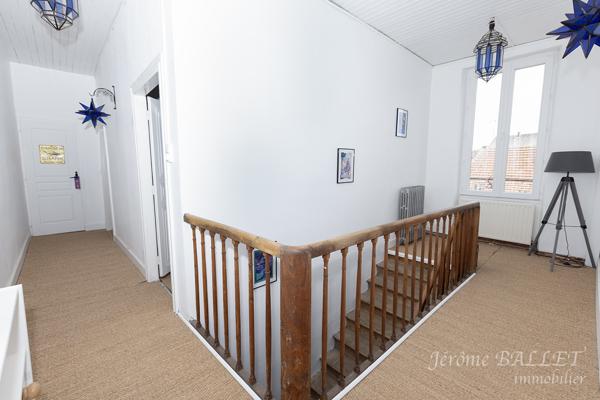 Maison
         10 pièces
        - 241 m² Exclusivité 170 000 € *