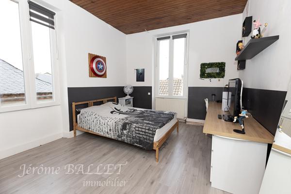 Maison
         10 pièces
        - 241 m² Exclusivité 170 000 € *