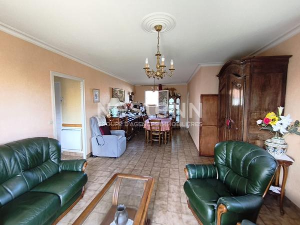 A vendre - Pavillon de plain-pied avec jardin et garage - Coeur de Vihiers - D5951