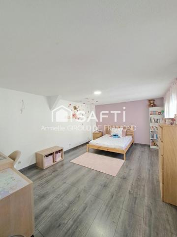 MULHOUSE – MAISON FAMILIALE AUX VOLUMES GÉNÉREUX !  169 m² habitables • 4 chambres • Double garage • 3 stationnements • Terrain 194 m²