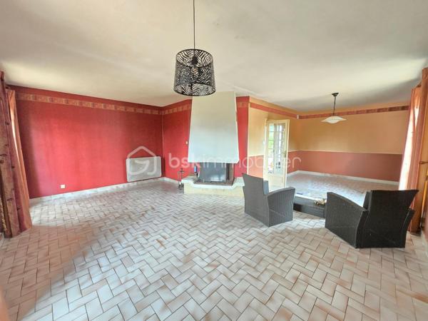 Joli Pavillon sur sous sol de 117m² à La Machine
SItué dans un joli coin de campagne, à deux pas des commerces, écoles et commodités de la commune de La Machine, nous vous
présentons ce joli pavillon sur sous-sol de 1975, d'une surface habitable de 117m², comprenant 5 pièces, 4 chambres, dont une en sous sol,
le tout sur un beau terrain d'environ 2500 m².

Cette maison propose une belle entrée, dont le dégagement de couloir dessert toutes les pièces et propose un placard penderie pour le côté
pratique. A droite de l'entrée, cette maison propose une cuisine de 10m², aménagée et équipée. A gauche de l'entrée, ce pavillon dispose
d'un grand salon et séjour de 38m², qui propose un foyer de cheminée pour de belles soirées au coin du feu.
Le couloir dessert un wc indépendant, une salle de bain, ainsi que 3 belles chambres, une de 11 m² (actuel bureau), et deux de 12m² avec
placards penderies.

Un escalier mène au sous-sol, un couloir dessert une chambre de 12m², une cuisine d'été de 19m² et une salle d'eau de 3m²
Le sous-sol se complète d'un garage de 23 m², d'une petite cave de 6m², d'un atelier de 18m², ainsi qu'une buanderie de 13m².
Côté terrain, cette maison propose un grand terrain d'environ 2500m², arboré entretenu et entièrement clos (portail motorisé).
Tous les sols de cette maison sont en carrelage (entrée, cuisine, salon séjour, salle de bain, wc salle d'eau et cuisine d'été) mais aussi en
parquet (chambres), elle est composée d'un chauffage type électrique, mais aussi d'un foyer de cheminée.

Elle dispose d'une isolation double vitrage type survitrage bois, de volets roulants motorisés pour le côté pratique et volets bois standards
pour le côté esthétique sur toutes les pièces à vivre.
Ce pavillon propose des combles isolés et d'une toiture en tuiles mécaniques en bon état
Côté assainissement, cette propriété dispose d'un assainissement collectif

Les plus de cette propriété :
La qualité générale du bien avec des beaux volumes de pièces dont son salon séjour, sa localisation, son aménagement de sous sol avec
son garage son atelier et sa cuisine d'été et ses extérieurs.

Des photos supplémentaires sont disponibles sur BSK IMMOBILIER > Nos conseillers > Olivier FRESLON
Pour tout renseignement complémentaire ou pour une visite, contactez moi au 07.62.78.13.13.

Idéale pour un premier achat ou pour une famille, cette maison est une belle opportunité à saisir, elle n'attend que vous!!!