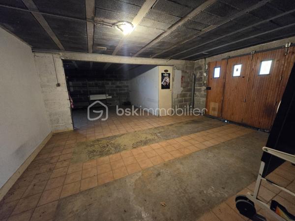 Joli Pavillon sur sous sol de 117m² à La Machine
SItué dans un joli coin de campagne, à deux pas des commerces, écoles et commodités de la commune de La Machine, nous vous
présentons ce joli pavillon sur sous-sol de 1975, d'une surface habitable de 117m², comprenant 5 pièces, 4 chambres, dont une en sous sol,
le tout sur un beau terrain d'environ 2500 m².

Cette maison propose une belle entrée, dont le dégagement de couloir dessert toutes les pièces et propose un placard penderie pour le côté
pratique. A droite de l'entrée, cette maison propose une cuisine de 10m², aménagée et équipée. A gauche de l'entrée, ce pavillon dispose
d'un grand salon et séjour de 38m², qui propose un foyer de cheminée pour de belles soirées au coin du feu.
Le couloir dessert un wc indépendant, une salle de bain, ainsi que 3 belles chambres, une de 11 m² (actuel bureau), et deux de 12m² avec
placards penderies.

Un escalier mène au sous-sol, un couloir dessert une chambre de 12m², une cuisine d'été de 19m² et une salle d'eau de 3m²
Le sous-sol se complète d'un garage de 23 m², d'une petite cave de 6m², d'un atelier de 18m², ainsi qu'une buanderie de 13m².
Côté terrain, cette maison propose un grand terrain d'environ 2500m², arboré entretenu et entièrement clos (portail motorisé).
Tous les sols de cette maison sont en carrelage (entrée, cuisine, salon séjour, salle de bain, wc salle d'eau et cuisine d'été) mais aussi en
parquet (chambres), elle est composée d'un chauffage type électrique, mais aussi d'un foyer de cheminée.

Elle dispose d'une isolation double vitrage type survitrage bois, de volets roulants motorisés pour le côté pratique et volets bois standards
pour le côté esthétique sur toutes les pièces à vivre.
Ce pavillon propose des combles isolés et d'une toiture en tuiles mécaniques en bon état
Côté assainissement, cette propriété dispose d'un assainissement collectif

Les plus de cette propriété :
La qualité générale du bien avec des beaux volumes de pièces dont son salon séjour, sa localisation, son aménagement de sous sol avec
son garage son atelier et sa cuisine d'été et ses extérieurs.

Des photos supplémentaires sont disponibles sur BSK IMMOBILIER > Nos conseillers > Olivier FRESLON
Pour tout renseignement complémentaire ou pour une visite, contactez moi au 07.62.78.13.13.

Idéale pour un premier achat ou pour une famille, cette maison est une belle opportunité à saisir, elle n'attend que vous!!!