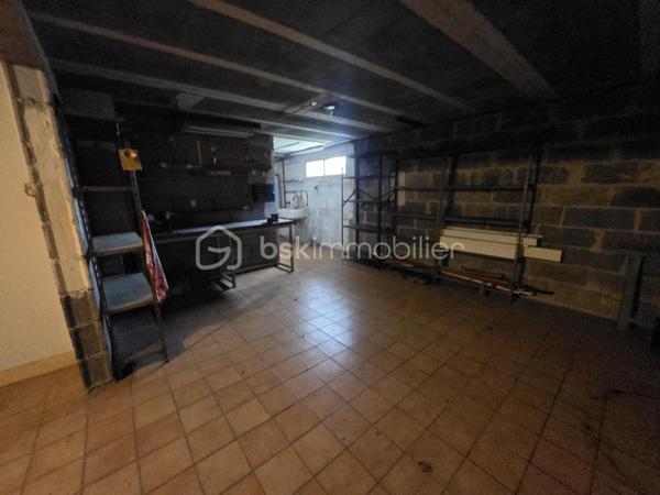 Joli Pavillon sur sous sol de 117m² à La Machine
SItué dans un joli coin de campagne, à deux pas des commerces, écoles et commodités de la commune de La Machine, nous vous
présentons ce joli pavillon sur sous-sol de 1975, d'une surface habitable de 117m², comprenant 5 pièces, 4 chambres, dont une en sous sol,
le tout sur un beau terrain d'environ 2500 m².

Cette maison propose une belle entrée, dont le dégagement de couloir dessert toutes les pièces et propose un placard penderie pour le côté
pratique. A droite de l'entrée, cette maison propose une cuisine de 10m², aménagée et équipée. A gauche de l'entrée, ce pavillon dispose
d'un grand salon et séjour de 38m², qui propose un foyer de cheminée pour de belles soirées au coin du feu.
Le couloir dessert un wc indépendant, une salle de bain, ainsi que 3 belles chambres, une de 11 m² (actuel bureau), et deux de 12m² avec
placards penderies.

Un escalier mène au sous-sol, un couloir dessert une chambre de 12m², une cuisine d'été de 19m² et une salle d'eau de 3m²
Le sous-sol se complète d'un garage de 23 m², d'une petite cave de 6m², d'un atelier de 18m², ainsi qu'une buanderie de 13m².
Côté terrain, cette maison propose un grand terrain d'environ 2500m², arboré entretenu et entièrement clos (portail motorisé).
Tous les sols de cette maison sont en carrelage (entrée, cuisine, salon séjour, salle de bain, wc salle d'eau et cuisine d'été) mais aussi en
parquet (chambres), elle est composée d'un chauffage type électrique, mais aussi d'un foyer de cheminée.

Elle dispose d'une isolation double vitrage type survitrage bois, de volets roulants motorisés pour le côté pratique et volets bois standards
pour le côté esthétique sur toutes les pièces à vivre.
Ce pavillon propose des combles isolés et d'une toiture en tuiles mécaniques en bon état
Côté assainissement, cette propriété dispose d'un assainissement collectif

Les plus de cette propriété :
La qualité générale du bien avec des beaux volumes de pièces dont son salon séjour, sa localisation, son aménagement de sous sol avec
son garage son atelier et sa cuisine d'été et ses extérieurs.

Des photos supplémentaires sont disponibles sur BSK IMMOBILIER > Nos conseillers > Olivier FRESLON
Pour tout renseignement complémentaire ou pour une visite, contactez moi au 07.62.78.13.13.

Idéale pour un premier achat ou pour une famille, cette maison est une belle opportunité à saisir, elle n'attend que vous!!!