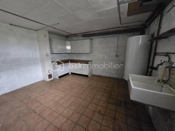 Joli Pavillon sur sous sol de 117m² à La Machine
SItué dans un joli coin de campagne, à deux pas des commerces, écoles et commodités de la commune de La Machine, nous vous
présentons ce joli pavillon sur sous-sol de 1975, d'une surface habitable de 117m², comprenant 5 pièces, 4 chambres, dont une en sous sol,
le tout sur un beau terrain d'environ 2500 m².

Cette maison propose une belle entrée, dont le dégagement de couloir dessert toutes les pièces et propose un placard penderie pour le côté
pratique. A droite de l'entrée, cette maison propose une cuisine de 10m², aménagée et équipée. A gauche de l'entrée, ce pavillon dispose
d'un grand salon et séjour de 38m², qui propose un foyer de cheminée pour de belles soirées au coin du feu.
Le couloir dessert un wc indépendant, une salle de bain, ainsi que 3 belles chambres, une de 11 m² (actuel bureau), et deux de 12m² avec
placards penderies.

Un escalier mène au sous-sol, un couloir dessert une chambre de 12m², une cuisine d'été de 19m² et une salle d'eau de 3m²
Le sous-sol se complète d'un garage de 23 m², d'une petite cave de 6m², d'un atelier de 18m², ainsi qu'une buanderie de 13m².
Côté terrain, cette maison propose un grand terrain d'environ 2500m², arboré entretenu et entièrement clos (portail motorisé).
Tous les sols de cette maison sont en carrelage (entrée, cuisine, salon séjour, salle de bain, wc salle d'eau et cuisine d'été) mais aussi en
parquet (chambres), elle est composée d'un chauffage type électrique, mais aussi d'un foyer de cheminée.

Elle dispose d'une isolation double vitrage type survitrage bois, de volets roulants motorisés pour le côté pratique et volets bois standards
pour le côté esthétique sur toutes les pièces à vivre.
Ce pavillon propose des combles isolés et d'une toiture en tuiles mécaniques en bon état
Côté assainissement, cette propriété dispose d'un assainissement collectif

Les plus de cette propriété :
La qualité générale du bien avec des beaux volumes de pièces dont son salon séjour, sa localisation, son aménagement de sous sol avec
son garage son atelier et sa cuisine d'été et ses extérieurs.

Des photos supplémentaires sont disponibles sur BSK IMMOBILIER > Nos conseillers > Olivier FRESLON
Pour tout renseignement complémentaire ou pour une visite, contactez moi au 07.62.78.13.13.

Idéale pour un premier achat ou pour une famille, cette maison est une belle opportunité à saisir, elle n'attend que vous!!!