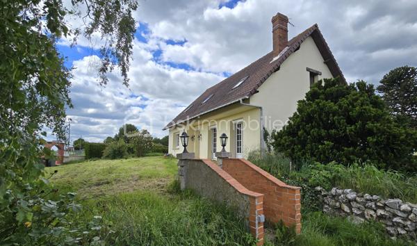 Charme et potentiel : maison individuelle avec grand terrain
​Située à seulement dix minutes de Louviers, à Quatremare, découvrez cette maison individuelle construite en 1978. 
Elle offre un beau potentiel avec environ 135 m2 habitables et son sous-sol complet.
​Le rez-de-chaussée se compose de :
​- Une vaste et lumineuse pièce de vie de 40 m2, parfaitement exposée pour profiter d'un ensoleillement optimal.
​- Une très grande cuisine de 20 m2
- Une chambre 
​1er étage :
​- Quatre chambres confortables.
​- Une salle de bain avec douche et un WC.
- Une lingerie
​Cette maison possède un charme certain qui ne demande qu'à être rafraîchie pour la moderniser à votre goût. 
Elle est déjà équipée d'une pompe à chaleur garantissant un confort thermique optimal, classée C au Diagnostic de Performance Énergétique (DPE).
​À l'extérieur, vous profiterez d'un bel espace grâce au terrain de 990 m2.

​Vous souhaitez en savoir plus sur les possibilités de personnalisation ? 
Contactez moi pour plus d'informations et pour organiser une visite.