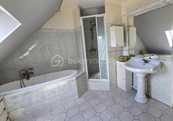 Charme et potentiel : maison individuelle avec grand terrain
​Située à seulement dix minutes de Louviers, à Quatremare, découvrez cette maison individuelle construite en 1978. 
Elle offre un beau potentiel avec environ 135 m2 habitables et son sous-sol complet.
​Le rez-de-chaussée se compose de :
​- Une vaste et lumineuse pièce de vie de 40 m2, parfaitement exposée pour profiter d'un ensoleillement optimal.
​- Une très grande cuisine de 20 m2
- Une chambre 
​1er étage :
​- Quatre chambres confortables.
​- Une salle de bain avec douche et un WC.
- Une lingerie
​Cette maison possède un charme certain qui ne demande qu'à être rafraîchie pour la moderniser à votre goût. 
Elle est déjà équipée d'une pompe à chaleur garantissant un confort thermique optimal, classée C au Diagnostic de Performance Énergétique (DPE).
​À l'extérieur, vous profiterez d'un bel espace grâce au terrain de 990 m2.

​Vous souhaitez en savoir plus sur les possibilités de personnalisation ? 
Contactez moi pour plus d'informations et pour organiser une visite.