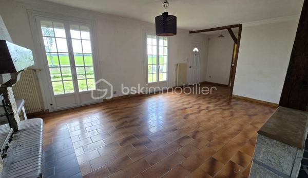 Charme et potentiel : maison individuelle avec grand terrain
​Située à seulement dix minutes de Louviers, à Quatremare, découvrez cette maison individuelle construite en 1978. 
Elle offre un beau potentiel avec environ 135 m2 habitables et son sous-sol complet.
​Le rez-de-chaussée se compose de :
​- Une vaste et lumineuse pièce de vie de 40 m2, parfaitement exposée pour profiter d'un ensoleillement optimal.
​- Une très grande cuisine de 20 m2
- Une chambre 
​1er étage :
​- Quatre chambres confortables.
​- Une salle de bain avec douche et un WC.
- Une lingerie
​Cette maison possède un charme certain qui ne demande qu'à être rafraîchie pour la moderniser à votre goût. 
Elle est déjà équipée d'une pompe à chaleur garantissant un confort thermique optimal, classée C au Diagnostic de Performance Énergétique (DPE).
​À l'extérieur, vous profiterez d'un bel espace grâce au terrain de 990 m2.

​Vous souhaitez en savoir plus sur les possibilités de personnalisation ? 
Contactez moi pour plus d'informations et pour organiser une visite.