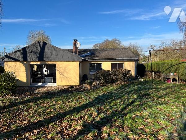 Maison d'architecte de plain pied située au calme à proximités de toutes commodités.