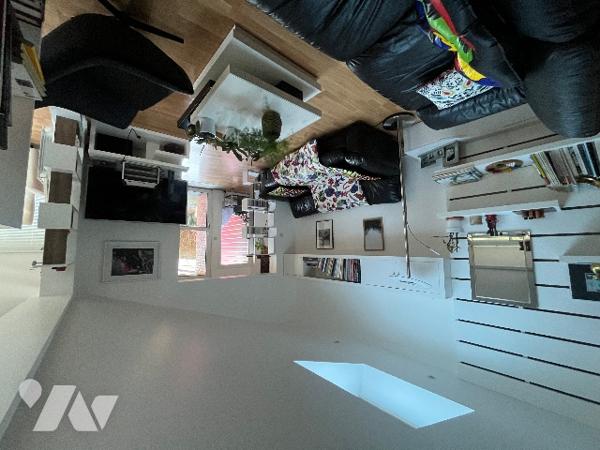 Maison d'architecte de plain pied située au calme à proximités de toutes commodités.