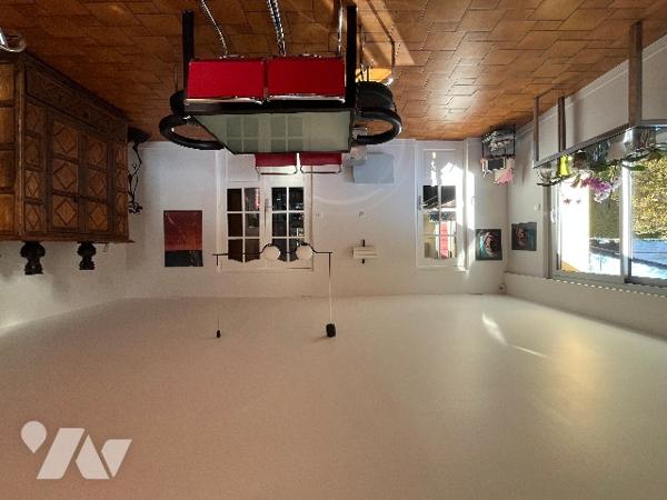 Maison d'architecte de plain pied située au calme à proximités de toutes commodités.