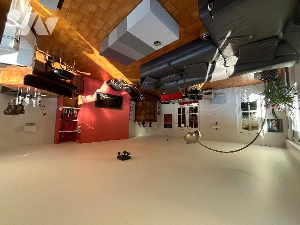 Maison d'architecte de plain pied située au calme à proximités de toutes commodités.