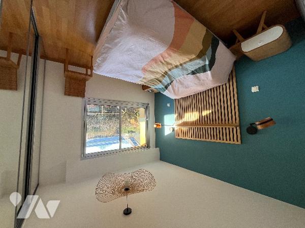 Maison d'architecte de plain pied située au calme à proximités de toutes commodités.