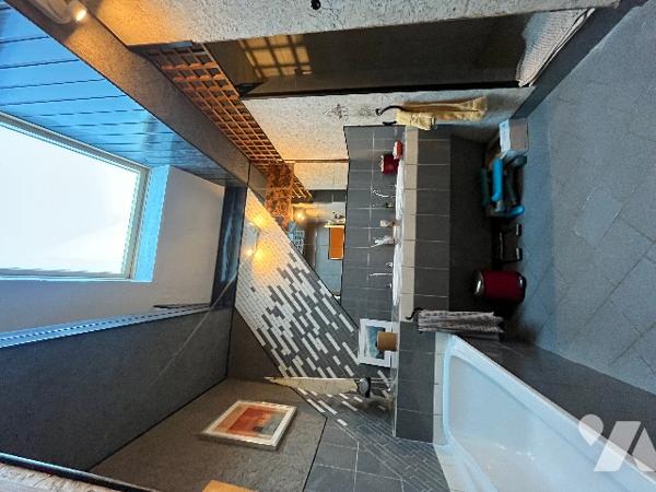 Maison d'architecte de plain pied située au calme à proximités de toutes commodités.