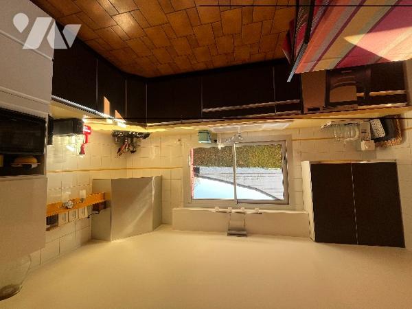 Maison d'architecte de plain pied située au calme à proximités de toutes commodités.