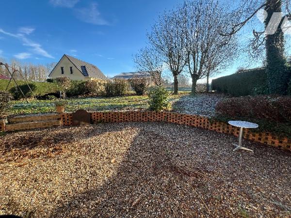 Maison d'architecte de plain pied située au calme à proximités de toutes commodités.