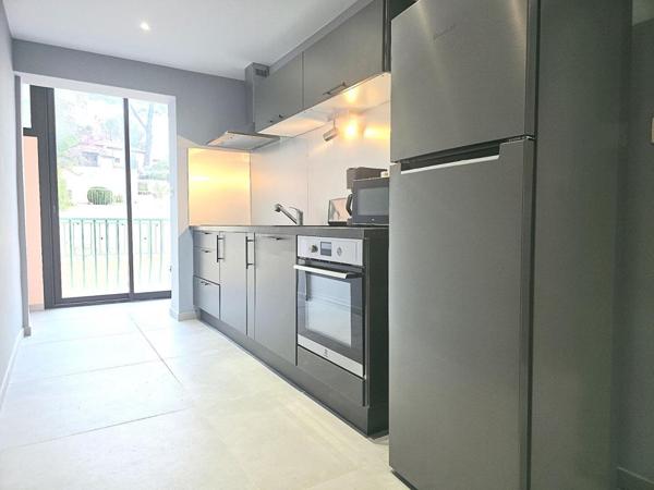 APPARTEMENT 70M2 EN T3 À Cavalaire-sur-Mer Charmant T3 entièrement rénové avec terrasse, piscine et parking