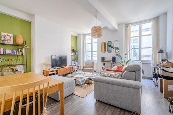 BORDEAUX TRIANGLE D'OR - Bel appartement T2 d'environ 48m²