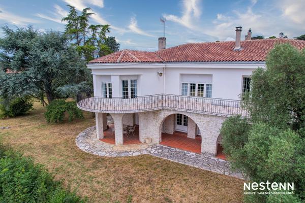 A Vendre Maison de caractère en pierre de 317 m² avec grand garage et jardin arboré à Condom.