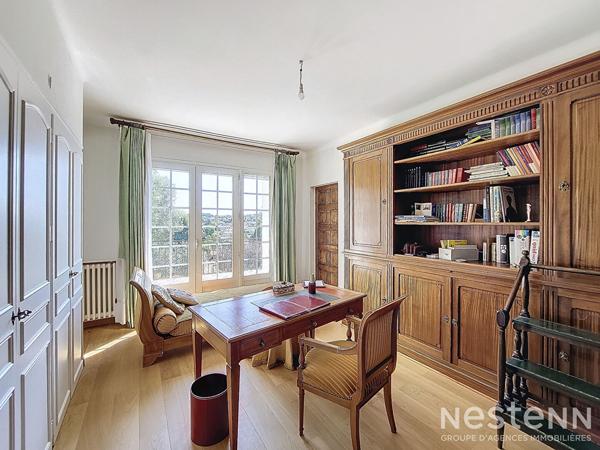 A Vendre Maison de caractère en pierre de 317 m² avec grand garage et jardin arboré à Condom.