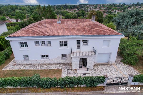 A Vendre Maison de caractère en pierre de 317 m² avec grand garage et jardin arboré à Condom.