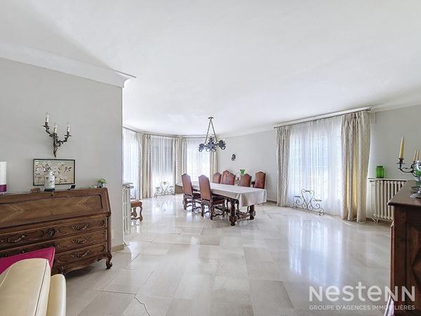 A Vendre Maison de caractère en pierre de 317 m² avec grand garage et jardin arboré à Condom.