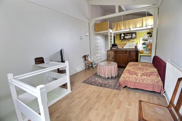 CROIX DE CHAVAUX AU PIED DU METRO, LOCAL COMMERCIAL AVEC VITRINE SUR RUE ET UN APPARTEMENT AU-DESSUS. PLEINE PROPRIETE, AUCUNE CHARGE, POTENTIEL D'EXTENSION;