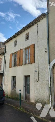 PROCHE TOUTES COMMODITES. Beau rendement pour cet ensemble de 3 maisons dont 2 louées + grand j...