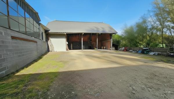 À vendre - Locaux d'activités/entrepôts 2126 m² situé à La Pellerine (49490)