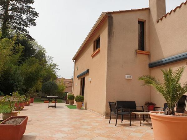 Un ensemble regroupant une maison d'architecte indépendante  avec grand garage, local professionnel et un locatif à Amélie les Bains