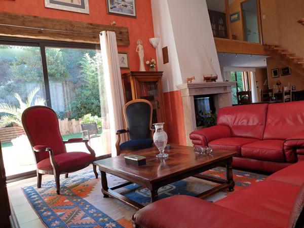 Un ensemble regroupant une maison d'architecte indépendante  avec grand garage, local professionnel et un locatif à Amélie les Bains